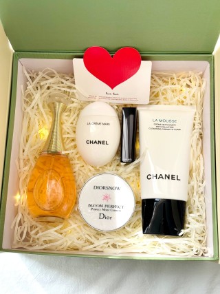 Dior Happy Moment Camellia Forest Dual-Door Gift Box Set view 4