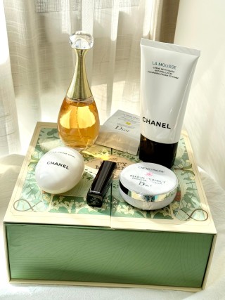 Dior Happy Moment Camellia Forest Dual-Door Gift Box Set view 7