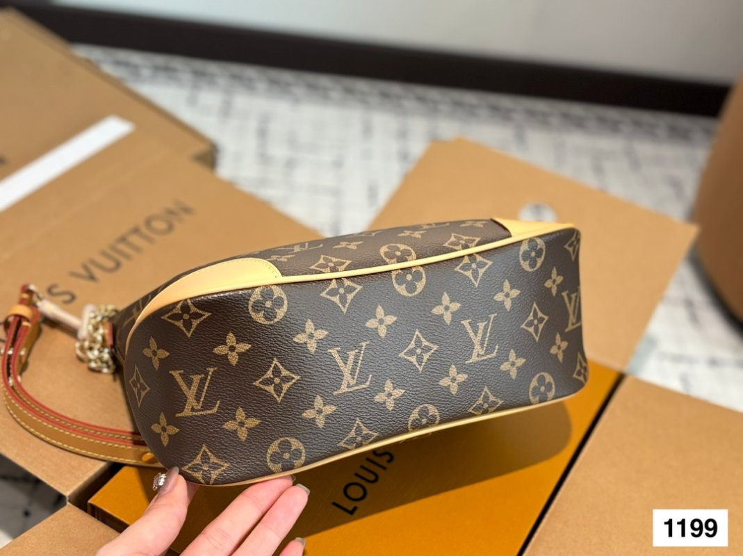 Louis Vuitton Monogram Shoulder Bag with Chain Strap view