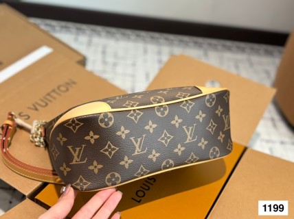 Louis Vuitton Monogram Shoulder Bag with Chain Strap view 8