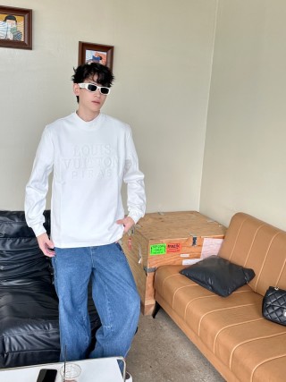 Louis Vuitton Monogram Long Sleeve White T-Shirt view 9