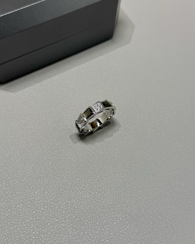 Bulgari Serpenti Viper Grey Mother-of-Pearl Diamond Ring view