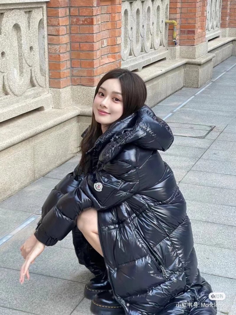 Burberry Beige Quilted Down Puffer Jacket with Detachable Sleeves view