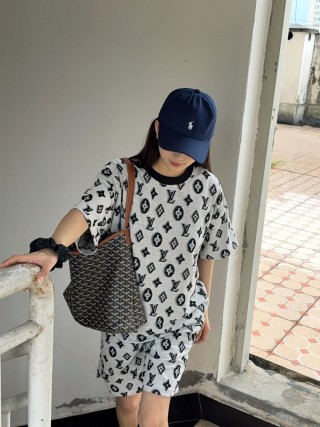 Louis Vuitton Monogram Cream Short Sleeve T-Shirt view 9