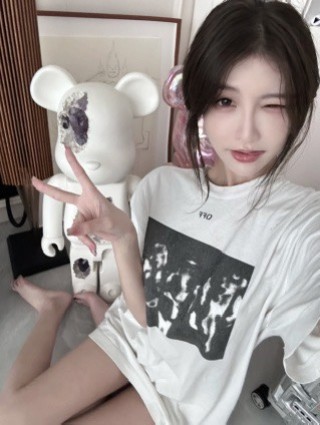 White Graphic Print Short Sleeve T-Shirt view 3