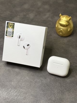 Apple AirPods 3 White Wireless Earbuds with Charging Case