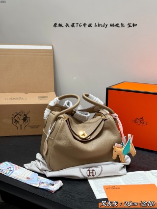 Hermès Lindy 26 Cream Leather Bag view 2