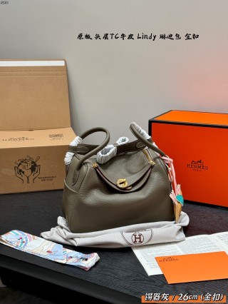 Hermès Lindy 26 Cream Leather Bag view 3