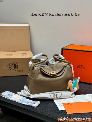 Hermès Lindy 26 Cream Leather Bag view 4