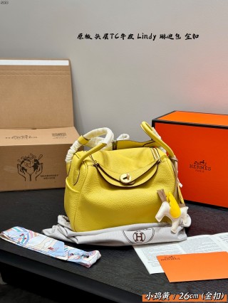 Hermès Lindy 26 Cream Leather Bag view 6