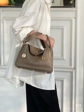 Hermès Lindy Grey Leather Shoulder Bag view 3