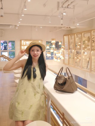 Hermès Lindy Grey Leather Shoulder Bag view 4