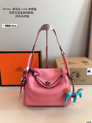Hermès Lindy 25cm Shoulder Bag in Green Leather view 2