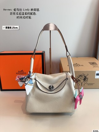 Hermès Lindy 25cm Shoulder Bag in Green Leather view 3