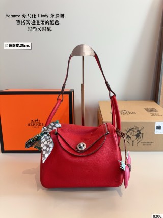 Hermès Lindy 25cm Shoulder Bag in Green Leather view 4