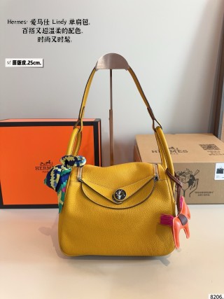 Hermès Lindy 25cm Shoulder Bag in Green Leather view 5
