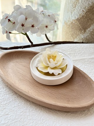 Ceramic Lotus Flower Essential Oil Diffuser - White view 3