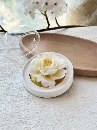 Ceramic Lotus Flower Essential Oil Diffuser - White view 4
