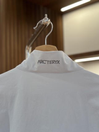 Arc'teryx White Shell Lightweight Jacket view 9