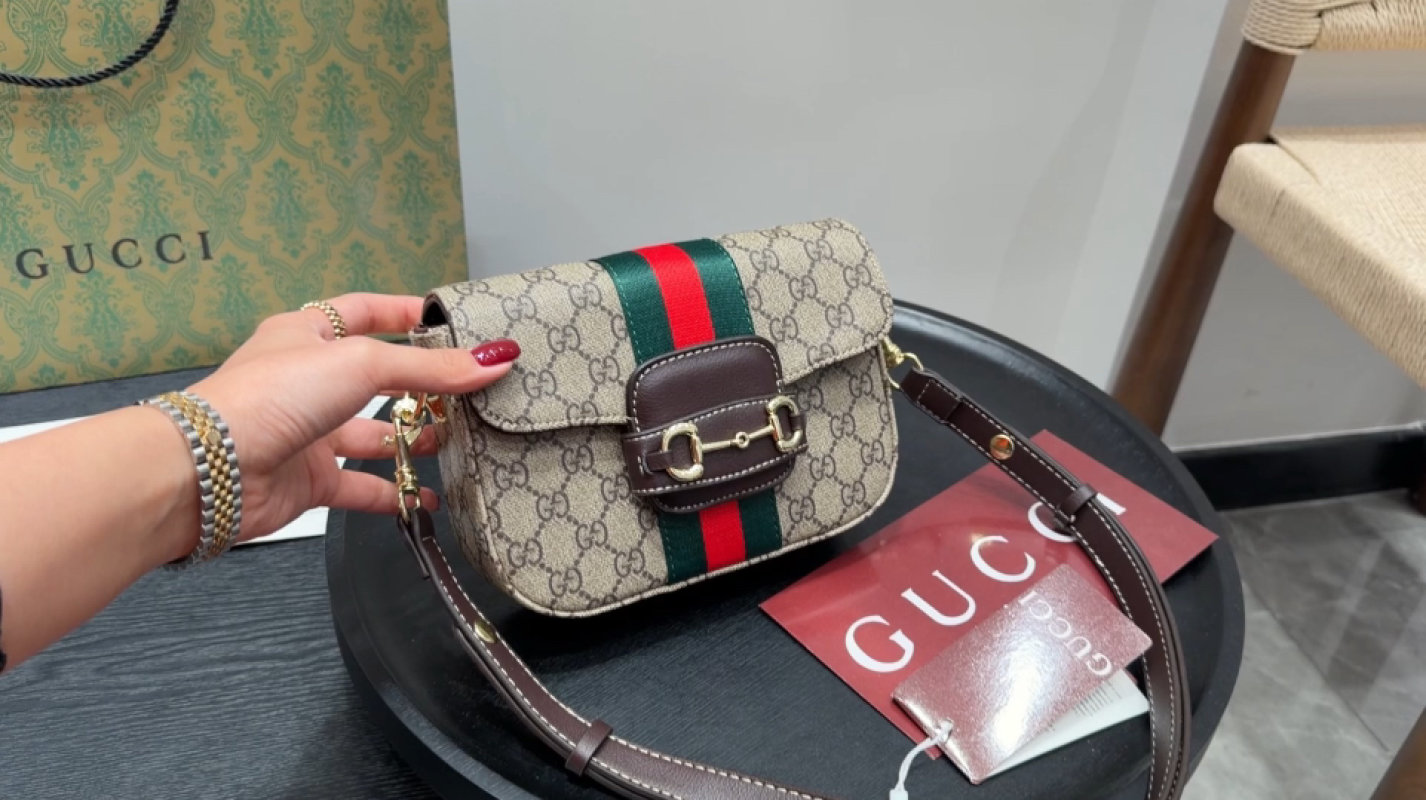 Gucci Horsebit 1955 GG Supreme Canvas Shoulder Bag Beige