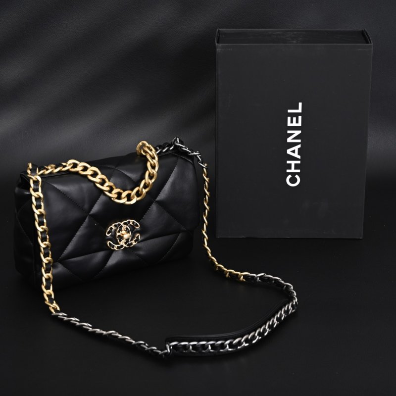 Chanel Black Quilted CC Logo Chain Shoulder Bag