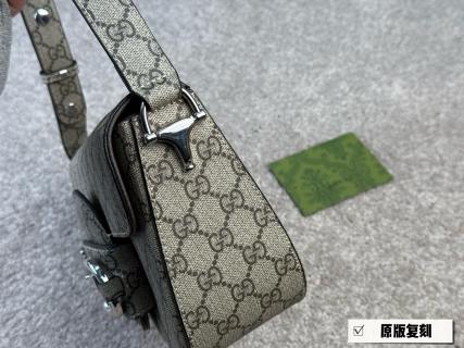 Gucci 1955 Horsebit Shoulder Bag – Beige Monogram view 3