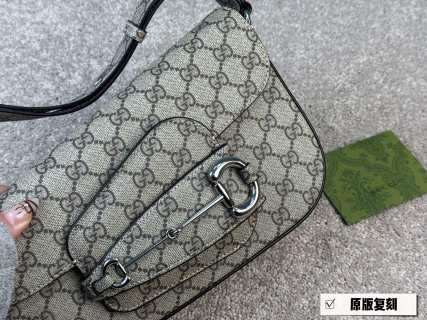 Gucci 1955 Horsebit Shoulder Bag – Beige Monogram view 5