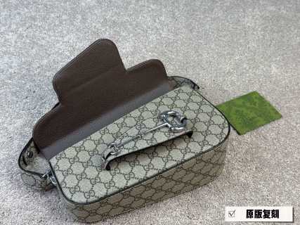 Gucci 1955 Horsebit Shoulder Bag – Beige Monogram view 8