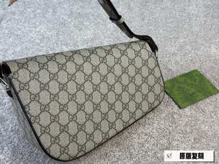 Gucci 1955 Horsebit Shoulder Bag – Beige Monogram view 9