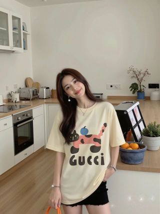 Gucci Playful Cat & Fruit Print Cream T-Shirt view 2
