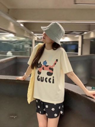 Gucci Playful Cat & Fruit Print Cream T-Shirt view 3