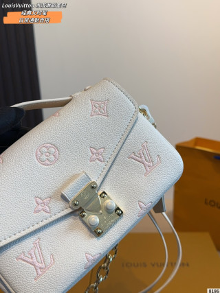 Louis Vuitton Metis Shoulder Bag - White view 3