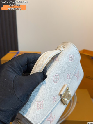 Louis Vuitton Metis Shoulder Bag - White view 4