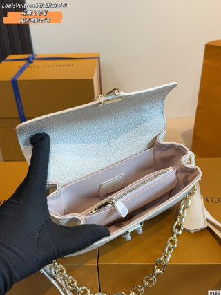 Louis Vuitton Metis Shoulder Bag - White view 9