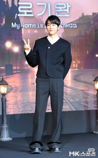 Black Oversized Cardigan Jacket with Pearl Buttons view 10