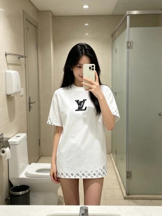 Louis Vuitton White LV Logo Short Sleeve T-Shirt view 3