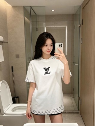 Louis Vuitton White LV Logo Short Sleeve T-Shirt view 4