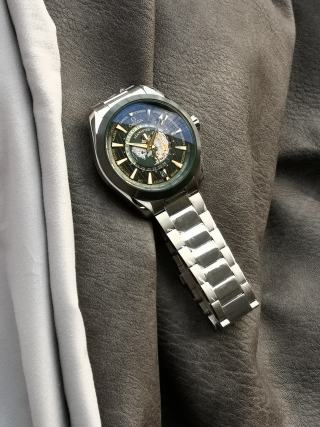 Omega Seamaster 220.30.43.22 Steel World Time Watch Green Dial view 5