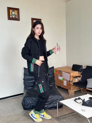 Gucci Black Cargo Pants with Web Stripe Detail view 7