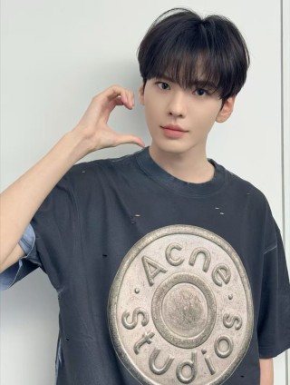 Acne Studios Oversized Black Graphic T-Shirt view 5