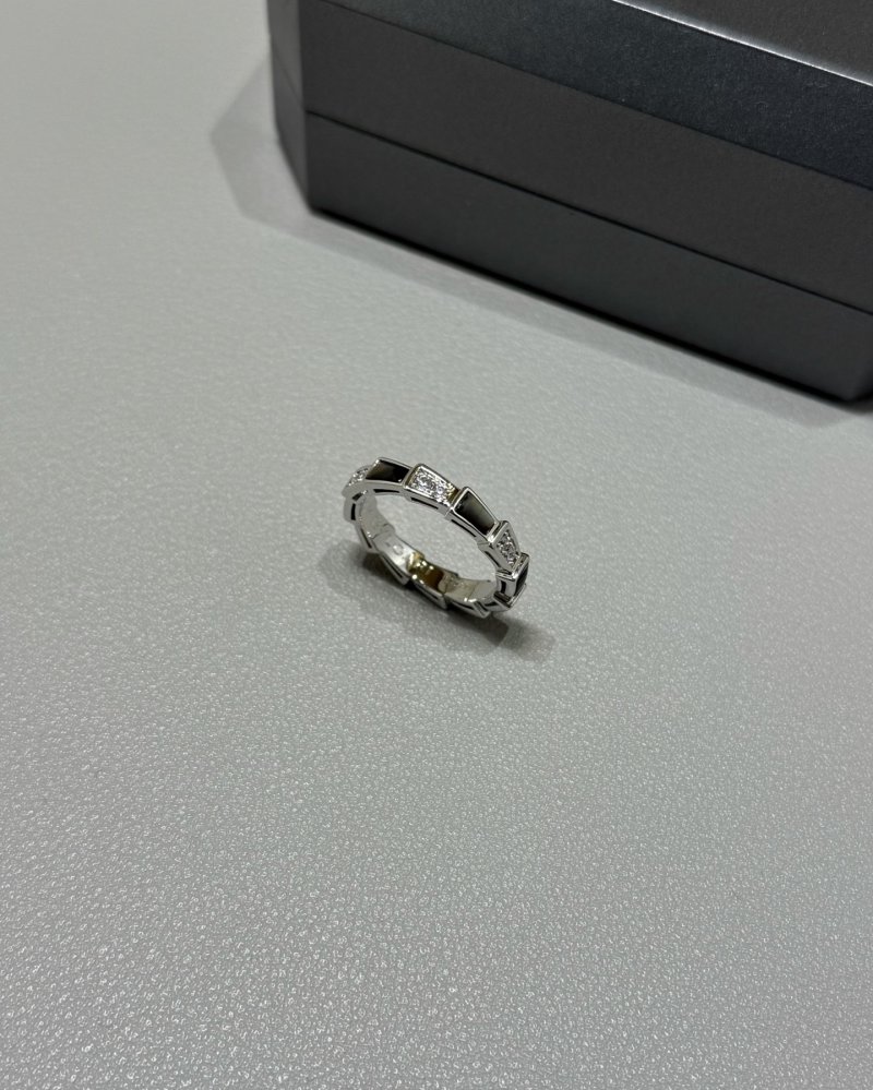 Bulgari Serpenti Viper Narrow Gray Mother-of-Pearl Diamond Ring view