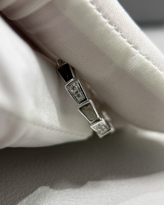 Bulgari Serpenti Viper Narrow Gray Mother-of-Pearl Diamond Ring view 4