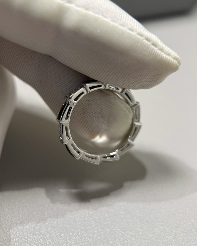 Bulgari Serpenti Viper Narrow Gray Mother-of-Pearl Diamond Ring view