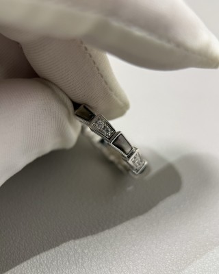Bulgari Serpenti Viper Narrow Gray Mother-of-Pearl Diamond Ring view 7