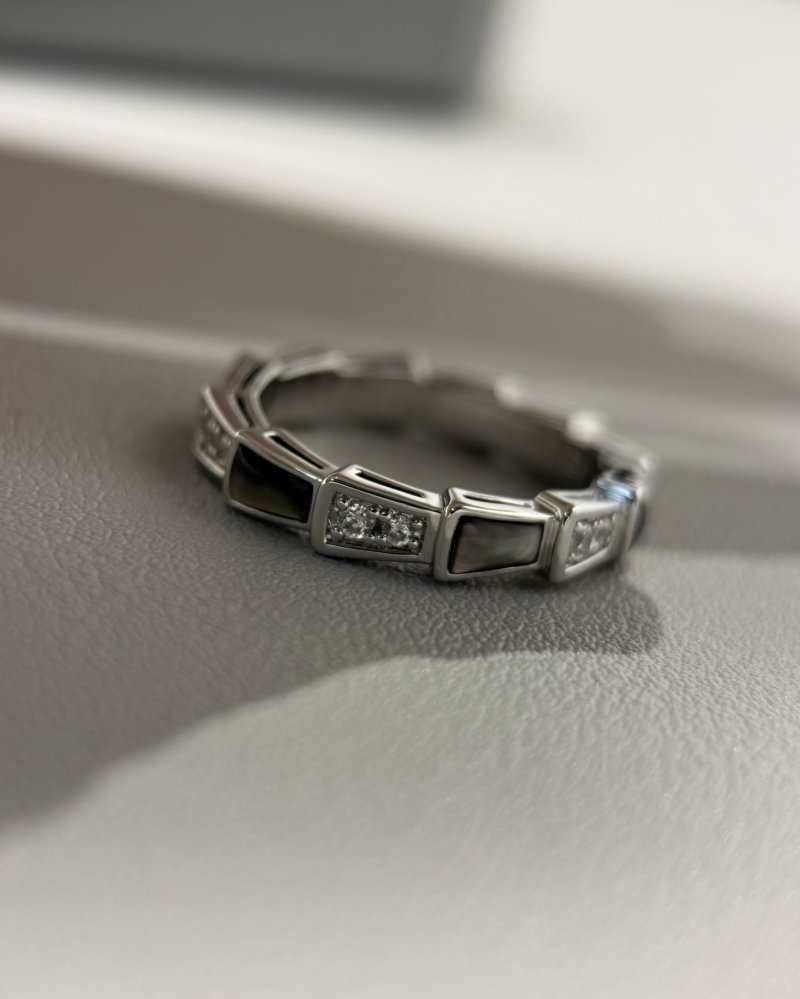 Bulgari Serpenti Viper Narrow Gray Mother-of-Pearl Diamond Ring view