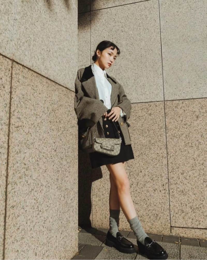 Gucci GG Supreme Canvas Shoulder Bag Beige view