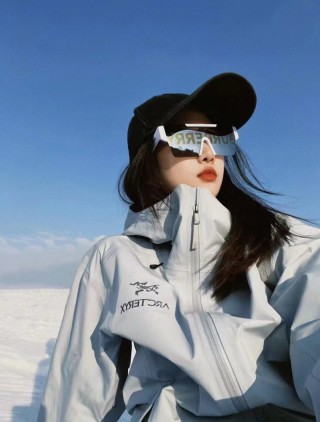 Burberry Shield Square Logo Sunglasses - White & Gold view 2