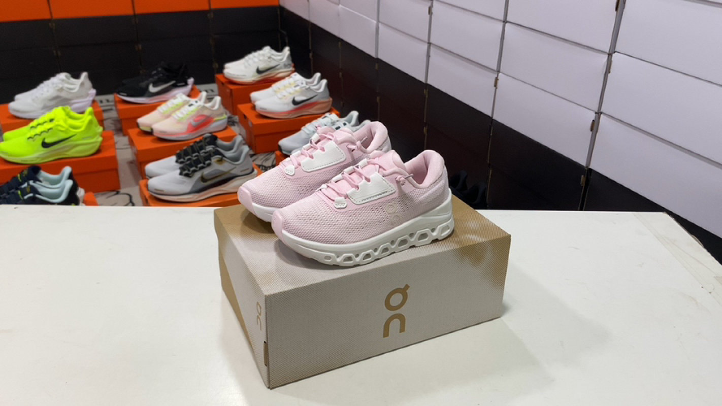 On Cloudstratus 3 Kids Running Shoe - Pink White