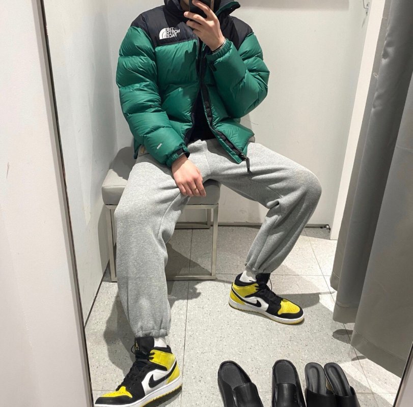 Jordan Air Jordan 1 Retro High Black Toe Yellow view