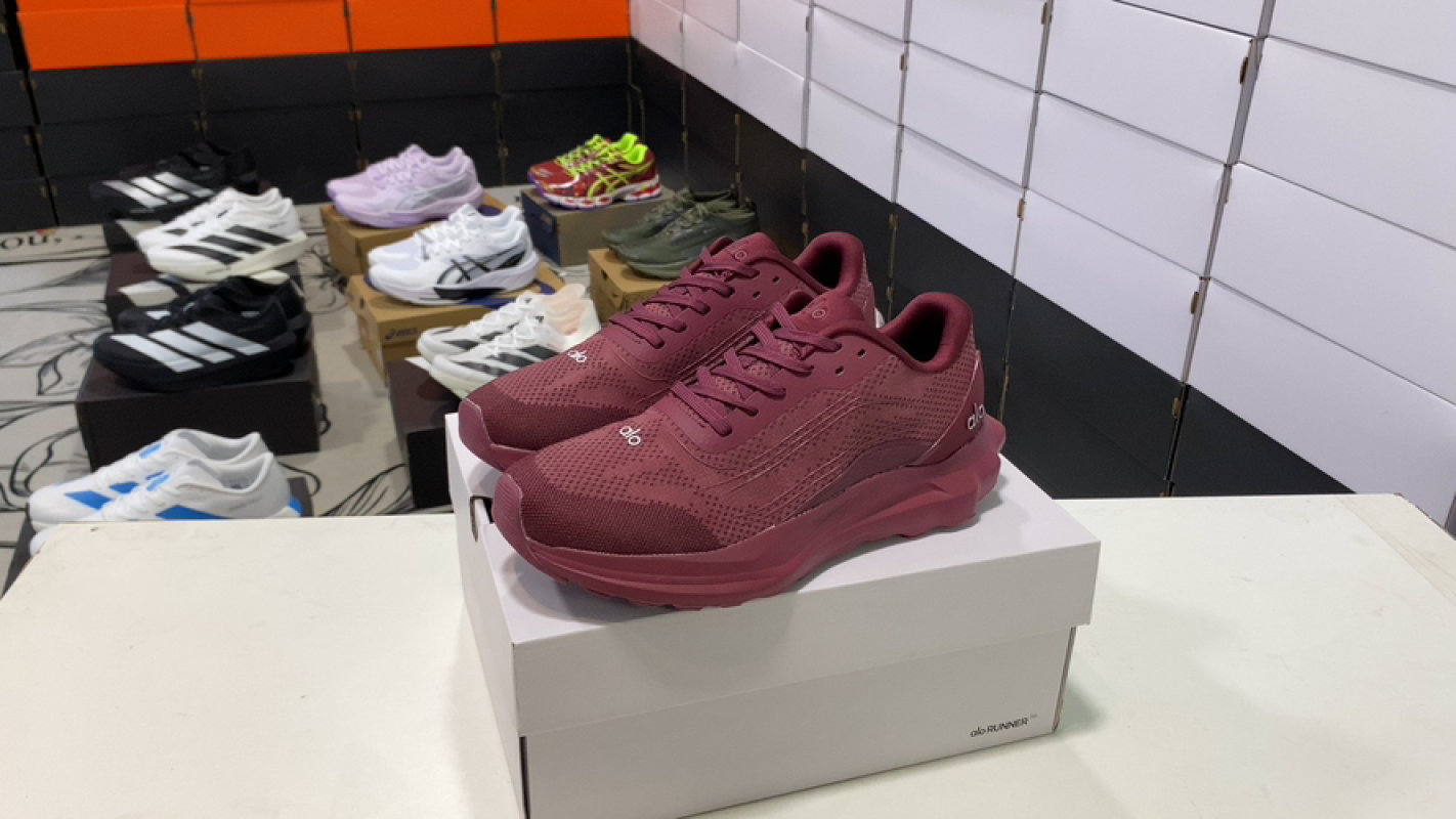 Alo Yoga Alo Runner Trail Maroon Low-Top Sneaker